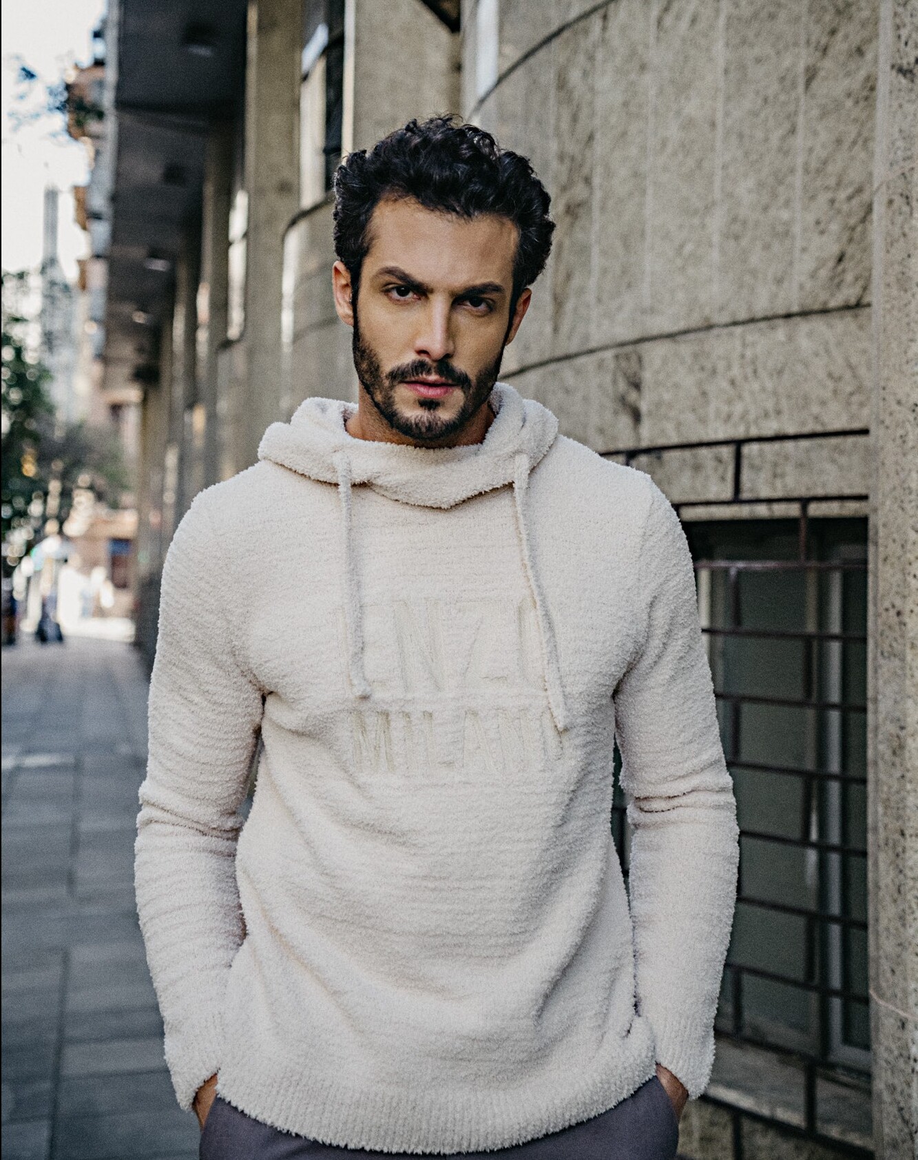 Homem com estilo Enzo Milano, referência de lifestyle masculino moderno